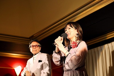 群馬日仏協会評議委員の芦野　宏さんと歌手のアミさんのシャンソンショー