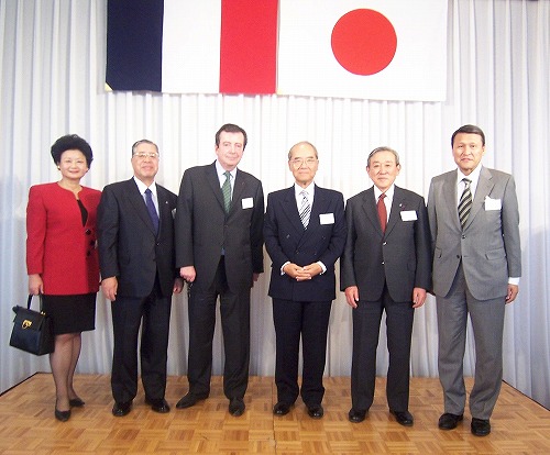 左から 松浦夫人、植木副会長、フォール大使、松浦理事長、牛久保会長、星野副会長